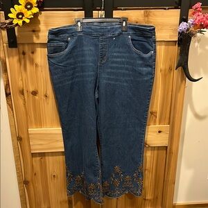 The Pioneer Woman Blue Embroidered Cropped Jeans